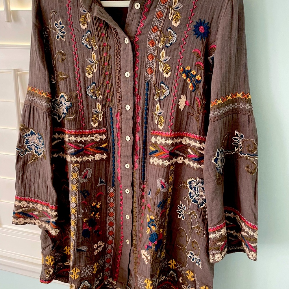Stunning embroidered Tolani tunic size XL